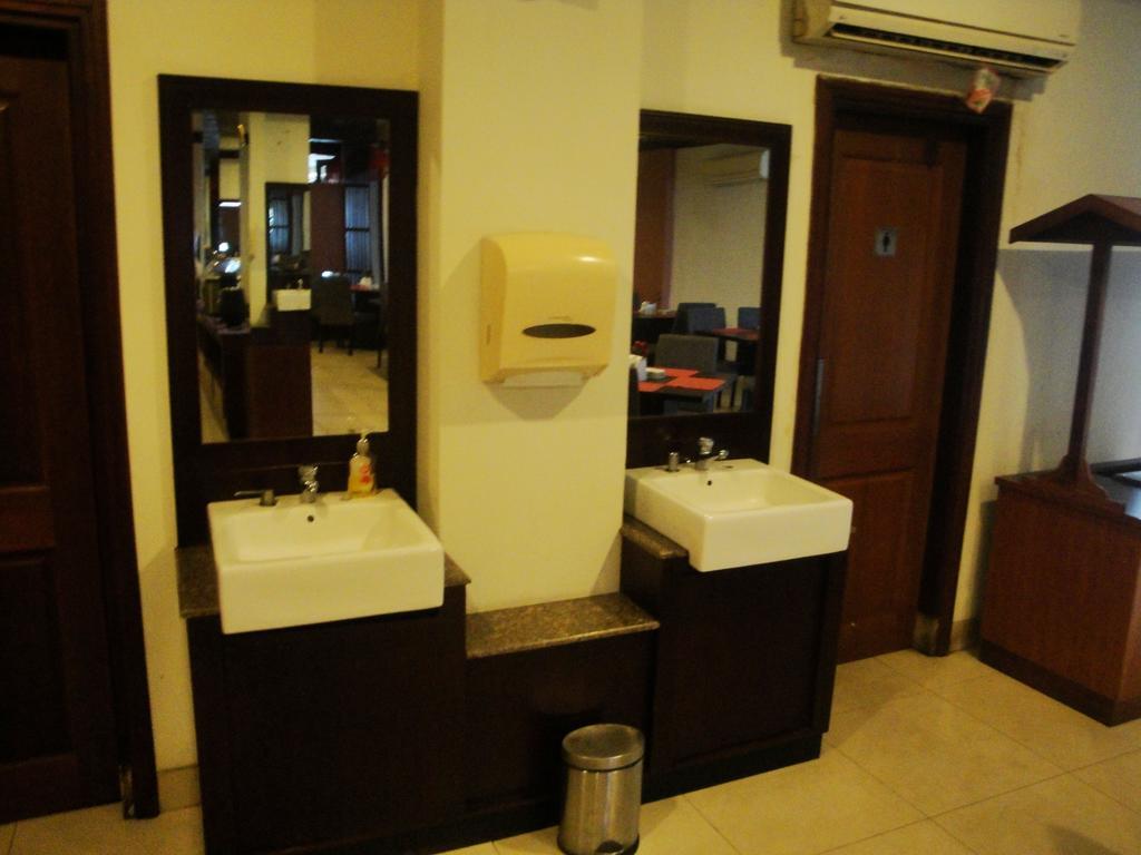 Imperial Hotel Kendari Eksteriør bilde